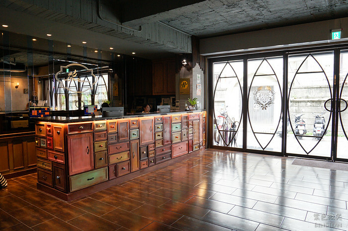 台中市中區莿桐花文創微旅》台中最美平價旅店，近宮原眼科、繼光電子街、台灣太陽餅博物館