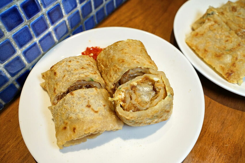 新竹超台的臭豆腐蛋餅臭香十足!必點超大包飯糰.古早味阿嬤鹹粥!