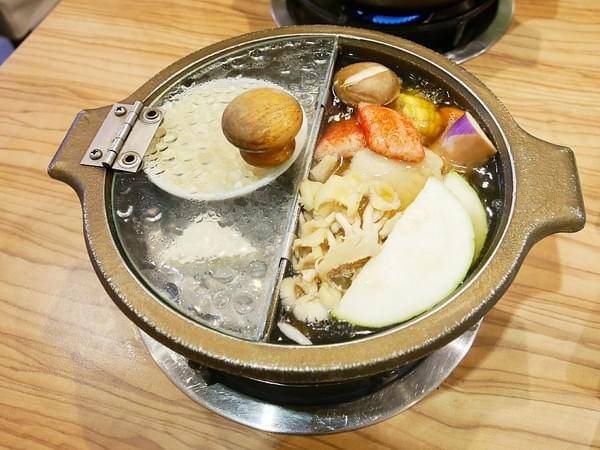 蒸鍋蒸煮健康鍋:蒸鍋(蒸煮健康鍋)-台南中南區火鍋 蒸煮雙料裡法同步進行 開一鍋就能享用到兩種風味 不沾醬也能美味品嚐