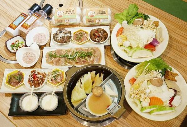 蒸鍋蒸煮健康鍋:蒸鍋(蒸煮健康鍋)-台南中南區火鍋 蒸煮雙料裡法同步進行 開一鍋就能享用到兩種風味 不沾醬也能美味品嚐