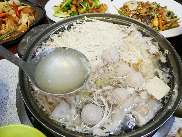 正海城北方美食館：正海城北方美食館-豐原北方麵食  手工現做料理看得見  小點心表現出色  酸菜白肉湯超厲害  (愛評體驗券)