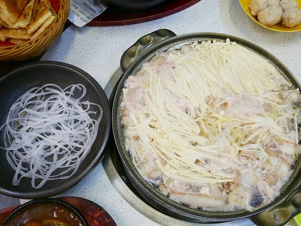 正海城北方美食館：正海城北方美食館-豐原北方麵食  手工現做料理看得見  小點心表現出色  酸菜白肉湯超厲害  (愛評體驗券)