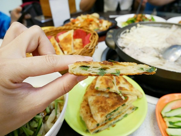 正海城北方美食館：正海城北方美食館-豐原北方麵食  手工現做料理看得見  小點心表現出色  酸菜白肉湯超厲害  (愛評體驗券)