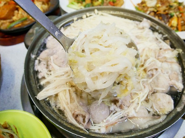 正海城北方美食館：正海城北方美食館-豐原北方麵食  手工現做料理看得見  小點心表現出色  酸菜白肉湯超厲害  (愛評體驗券)