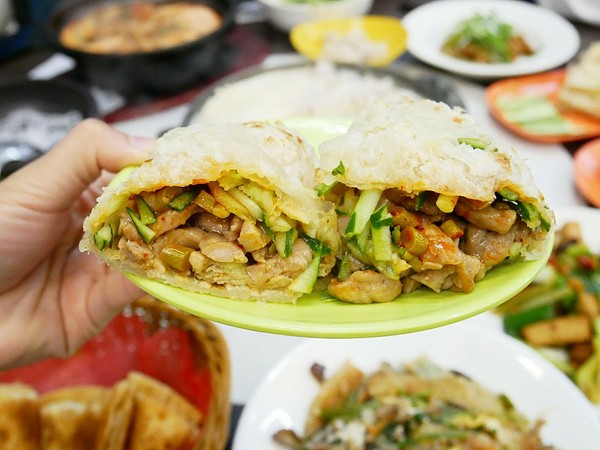 正海城北方美食館：正海城北方美食館-豐原北方麵食  手工現做料理看得見  小點心表現出色  酸菜白肉湯超厲害  (愛評體驗券)