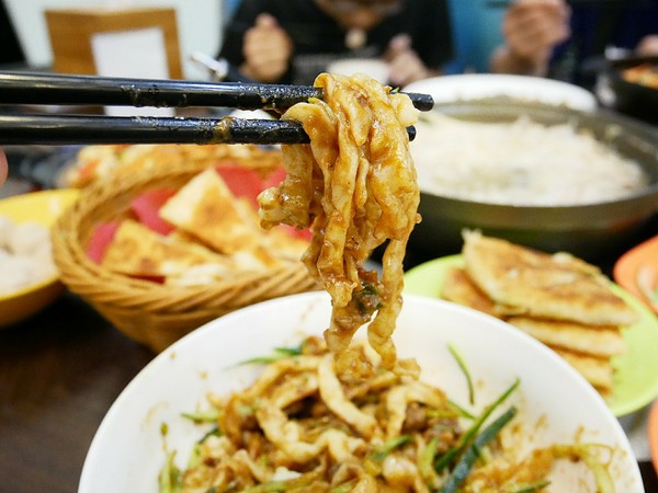 正海城北方美食館：正海城北方美食館-豐原北方麵食  手工現做料理看得見  小點心表現出色  酸菜白肉湯超厲害  (愛評體驗券)