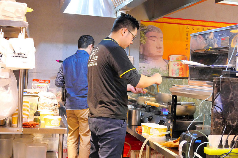 麵小姐：一中街街外送好評百元義大利麵 羅勒青醬蛤蜊飯用料實在鮮香好吃！