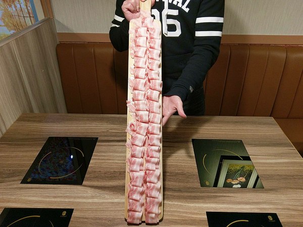 揹黑鍋精緻鍋物：揹黑鍋精緻鍋物-新莊丹鳳站巷弄內精緻火鍋  現在還可加價購超長盤肉品  霸氣十足(附菜單)