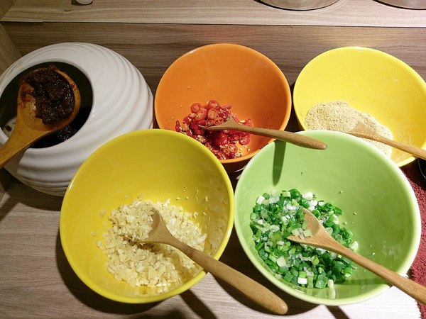 揹黑鍋精緻鍋物：揹黑鍋精緻鍋物-新莊丹鳳站巷弄內精緻火鍋  現在還可加價購超長盤肉品  霸氣十足(附菜單)