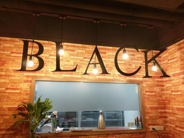 揹黑鍋精緻鍋物：揹黑鍋精緻鍋物-新莊丹鳳站巷弄內精緻火鍋  現在還可加價購超長盤肉品  霸氣十足(附菜單)