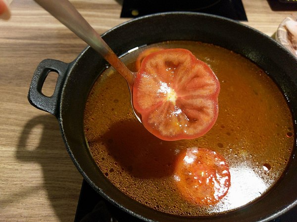 揹黑鍋精緻鍋物：揹黑鍋精緻鍋物-新莊丹鳳站巷弄內精緻火鍋  現在還可加價購超長盤肉品  霸氣十足(附菜單)