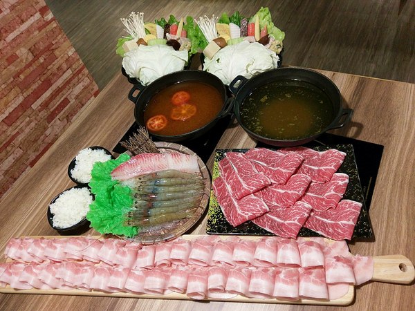 揹黑鍋精緻鍋物：揹黑鍋精緻鍋物-新莊丹鳳站巷弄內精緻火鍋  現在還可加價購超長盤肉品  霸氣十足(附菜單)