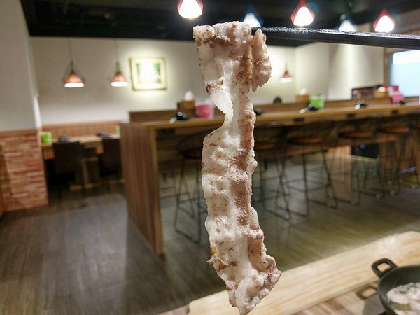 揹黑鍋精緻鍋物：揹黑鍋精緻鍋物-新莊丹鳳站巷弄內精緻火鍋  現在還可加價購超長盤肉品  霸氣十足(附菜單)