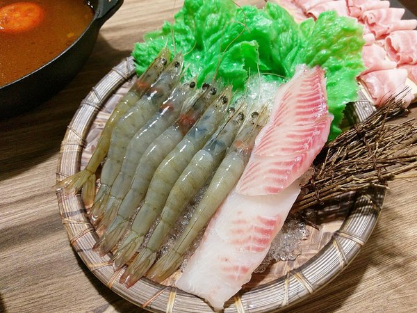 揹黑鍋精緻鍋物：揹黑鍋精緻鍋物-新莊丹鳳站巷弄內精緻火鍋  現在還可加價購超長盤肉品  霸氣十足(附菜單)