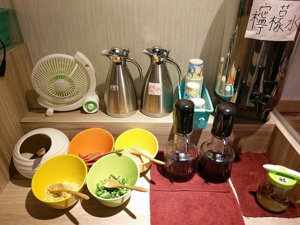 揹黑鍋精緻鍋物：揹黑鍋精緻鍋物-新莊丹鳳站巷弄內精緻火鍋  現在還可加價購超長盤肉品  霸氣十足(附菜單)