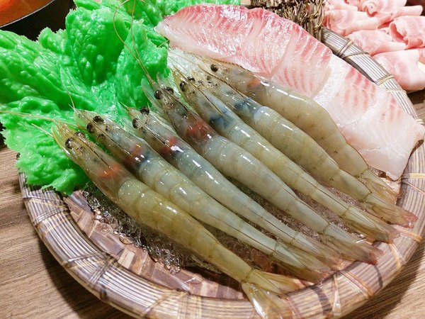 揹黑鍋精緻鍋物：揹黑鍋精緻鍋物-新莊丹鳳站巷弄內精緻火鍋  現在還可加價購超長盤肉品  霸氣十足(附菜單)