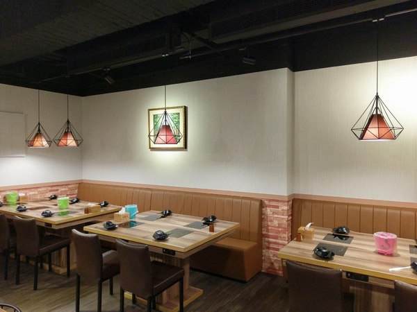 揹黑鍋精緻鍋物：揹黑鍋精緻鍋物-新莊丹鳳站巷弄內精緻火鍋  現在還可加價購超長盤肉品  霸氣十足(附菜單)