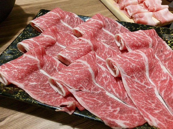 揹黑鍋精緻鍋物：揹黑鍋精緻鍋物-新莊丹鳳站巷弄內精緻火鍋  現在還可加價購超長盤肉品  霸氣十足(附菜單)