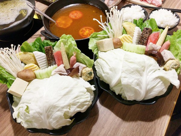 揹黑鍋精緻鍋物：揹黑鍋精緻鍋物-新莊丹鳳站巷弄內精緻火鍋  現在還可加價購超長盤肉品  霸氣十足(附菜單)