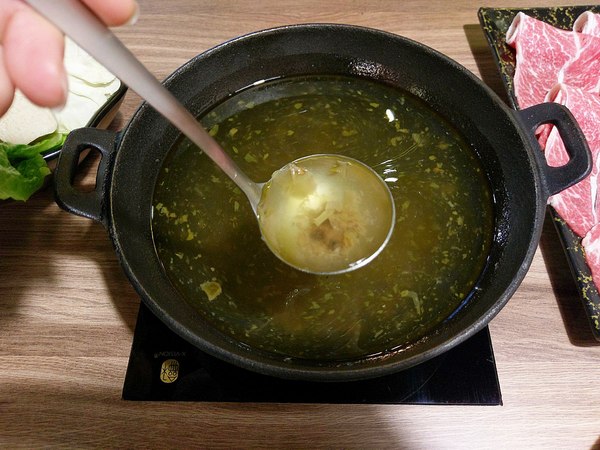 揹黑鍋精緻鍋物：揹黑鍋精緻鍋物-新莊丹鳳站巷弄內精緻火鍋  現在還可加價購超長盤肉品  霸氣十足(附菜單)