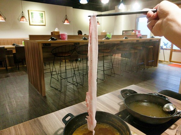 揹黑鍋精緻鍋物：揹黑鍋精緻鍋物-新莊丹鳳站巷弄內精緻火鍋  現在還可加價購超長盤肉品  霸氣十足(附菜單)