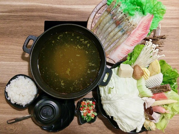 揹黑鍋精緻鍋物：揹黑鍋精緻鍋物-新莊丹鳳站巷弄內精緻火鍋  現在還可加價購超長盤肉品  霸氣十足(附菜單)