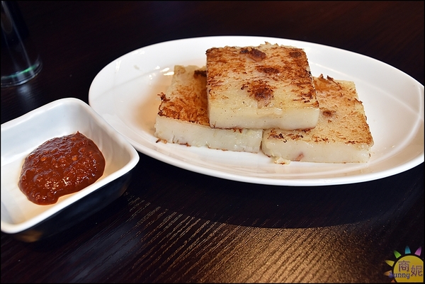 港點香港煲仔飯：一中美食香港煲仔飯。港點。香港師傅料理道地港味。智慧型煲飯機煲出正宗港式煲仔飯@商妮吃喝遊樂