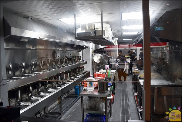 港點香港煲仔飯：一中美食香港煲仔飯。港點。香港師傅料理道地港味。智慧型煲飯機煲出正宗港式煲仔飯@商妮吃喝遊樂