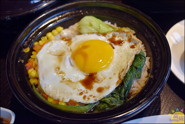 港點香港煲仔飯：一中美食香港煲仔飯。港點。香港師傅料理道地港味。智慧型煲飯機煲出正宗港式煲仔飯@商妮吃喝遊樂