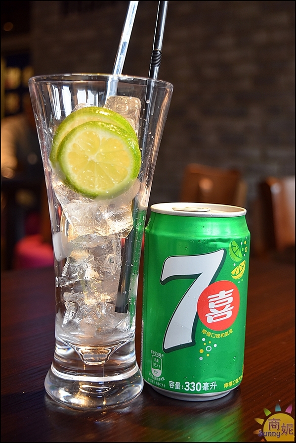 港點香港煲仔飯：一中美食香港煲仔飯。港點。香港師傅料理道地港味。智慧型煲飯機煲出正宗港式煲仔飯@商妮吃喝遊樂