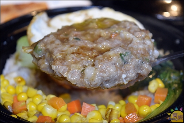 港點香港煲仔飯：一中美食香港煲仔飯。港點。香港師傅料理道地港味。智慧型煲飯機煲出正宗港式煲仔飯@商妮吃喝遊樂