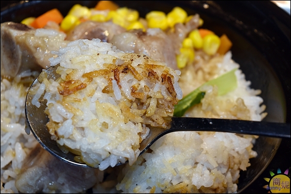港點香港煲仔飯：一中美食香港煲仔飯。港點。香港師傅料理道地港味。智慧型煲飯機煲出正宗港式煲仔飯@商妮吃喝遊樂