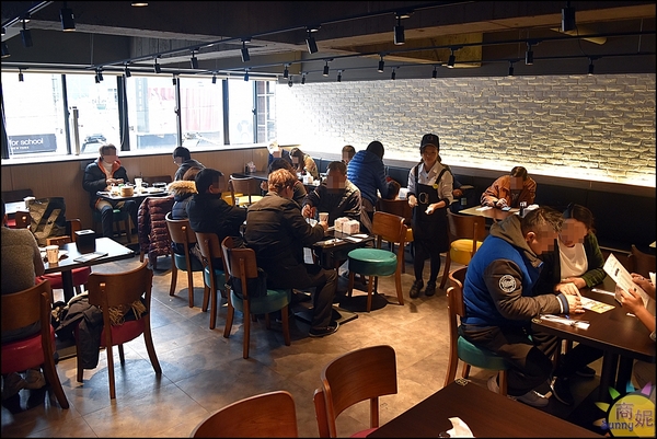 港點香港煲仔飯：一中美食香港煲仔飯。港點。香港師傅料理道地港味。智慧型煲飯機煲出正宗港式煲仔飯@商妮吃喝遊樂