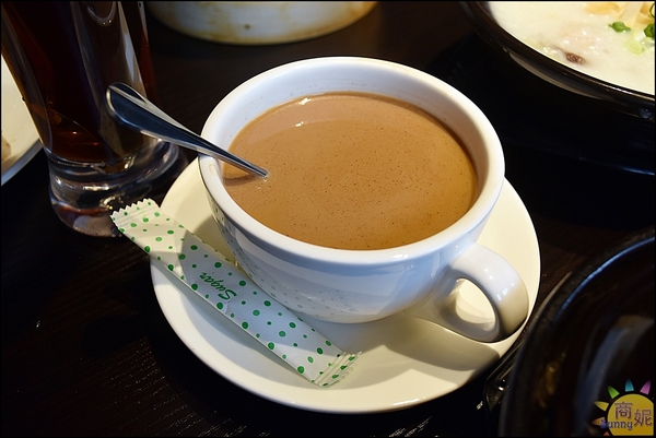 港點香港煲仔飯：一中美食香港煲仔飯。港點。香港師傅料理道地港味。智慧型煲飯機煲出正宗港式煲仔飯@商妮吃喝遊樂