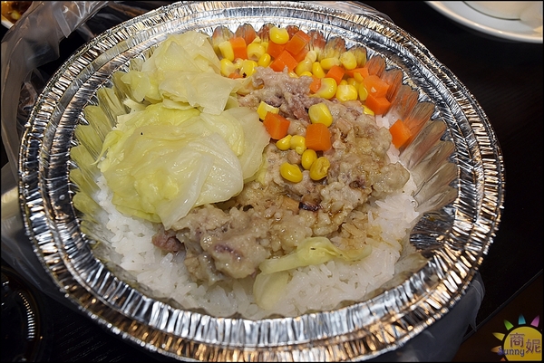 港點香港煲仔飯：一中美食香港煲仔飯。港點。香港師傅料理道地港味。智慧型煲飯機煲出正宗港式煲仔飯@商妮吃喝遊樂