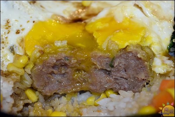 港點香港煲仔飯：一中美食香港煲仔飯。港點。香港師傅料理道地港味。智慧型煲飯機煲出正宗港式煲仔飯@商妮吃喝遊樂