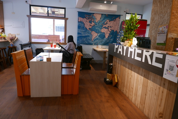 寶寶漢堡：1070207[禮官三小愛台灣]台中市北區寶寶漢堡中友百貨一中商圈寶寶今天看帥哥不爬山吃美味料多實在的火龍果牛肉堡與墨西哥辣椒牛肉堡