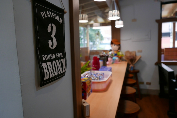 寶寶漢堡：1070207[禮官三小愛台灣]台中市北區寶寶漢堡中友百貨一中商圈寶寶今天看帥哥不爬山吃美味料多實在的火龍果牛肉堡與墨西哥辣椒牛肉堡