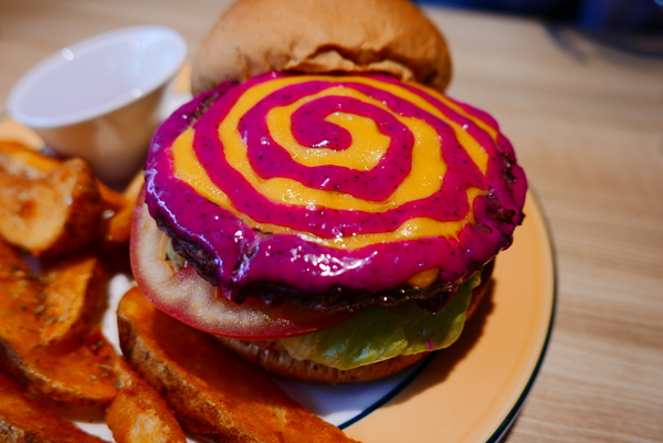 寶寶漢堡：1070207[禮官三小愛台灣]台中市北區寶寶漢堡中友百貨一中商圈寶寶今天看帥哥不爬山吃美味料多實在的火龍果牛肉堡與墨西哥辣椒牛肉堡