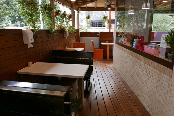 寶寶漢堡：1070207[禮官三小愛台灣]台中市北區寶寶漢堡中友百貨一中商圈寶寶今天看帥哥不爬山吃美味料多實在的火龍果牛肉堡與墨西哥辣椒牛肉堡