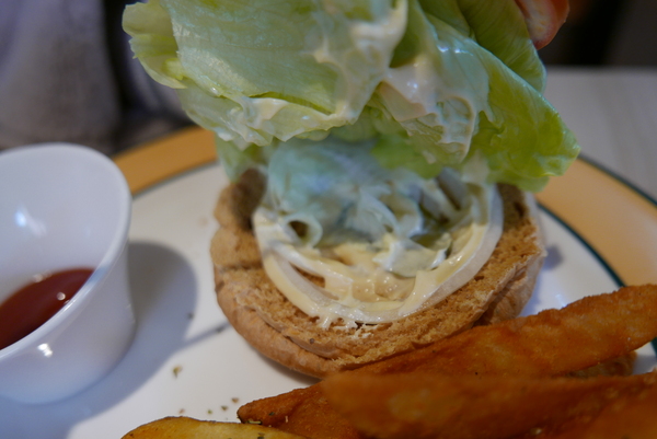 寶寶漢堡：1070207[禮官三小愛台灣]台中市北區寶寶漢堡中友百貨一中商圈寶寶今天看帥哥不爬山吃美味料多實在的火龍果牛肉堡與墨西哥辣椒牛肉堡