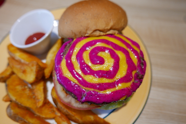 寶寶漢堡：1070207[禮官三小愛台灣]台中市北區寶寶漢堡中友百貨一中商圈寶寶今天看帥哥不爬山吃美味料多實在的火龍果牛肉堡與墨西哥辣椒牛肉堡