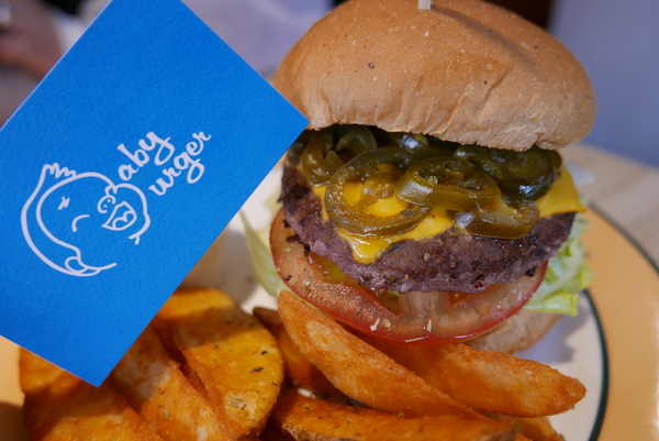 寶寶漢堡：1070207[禮官三小愛台灣]台中市北區寶寶漢堡中友百貨一中商圈寶寶今天看帥哥不爬山吃美味料多實在的火龍果牛肉堡與墨西哥辣椒牛肉堡