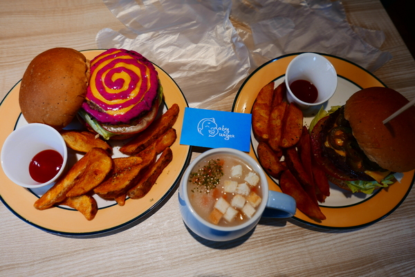 寶寶漢堡：1070207[禮官三小愛台灣]台中市北區寶寶漢堡中友百貨一中商圈寶寶今天看帥哥不爬山吃美味料多實在的火龍果牛肉堡與墨西哥辣椒牛肉堡