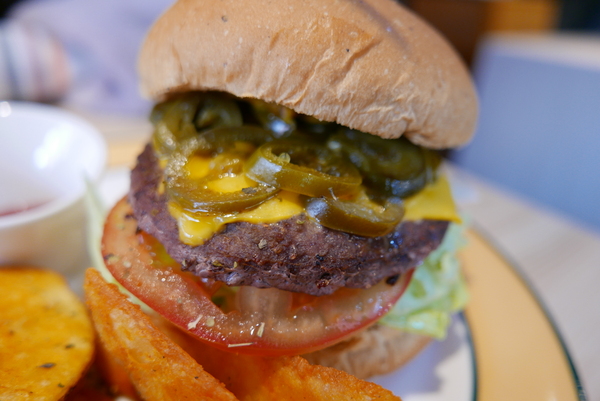 寶寶漢堡：1070207[禮官三小愛台灣]台中市北區寶寶漢堡中友百貨一中商圈寶寶今天看帥哥不爬山吃美味料多實在的火龍果牛肉堡與墨西哥辣椒牛肉堡