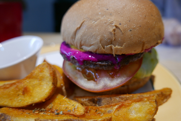 寶寶漢堡：1070207[禮官三小愛台灣]台中市北區寶寶漢堡中友百貨一中商圈寶寶今天看帥哥不爬山吃美味料多實在的火龍果牛肉堡與墨西哥辣椒牛肉堡