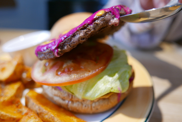 寶寶漢堡：1070207[禮官三小愛台灣]台中市北區寶寶漢堡中友百貨一中商圈寶寶今天看帥哥不爬山吃美味料多實在的火龍果牛肉堡與墨西哥辣椒牛肉堡