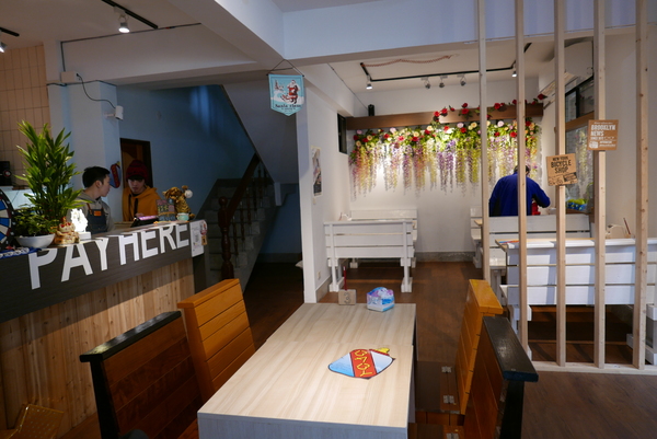 寶寶漢堡：1070207[禮官三小愛台灣]台中市北區寶寶漢堡中友百貨一中商圈寶寶今天看帥哥不爬山吃美味料多實在的火龍果牛肉堡與墨西哥辣椒牛肉堡