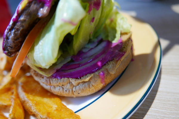 寶寶漢堡：1070207[禮官三小愛台灣]台中市北區寶寶漢堡中友百貨一中商圈寶寶今天看帥哥不爬山吃美味料多實在的火龍果牛肉堡與墨西哥辣椒牛肉堡