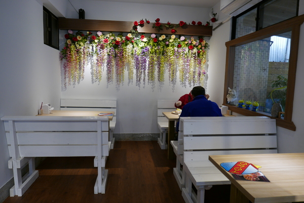 寶寶漢堡：1070207[禮官三小愛台灣]台中市北區寶寶漢堡中友百貨一中商圈寶寶今天看帥哥不爬山吃美味料多實在的火龍果牛肉堡與墨西哥辣椒牛肉堡